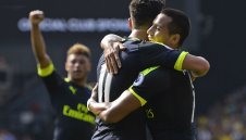 Арсенал преговаря с Алексис и Йозил