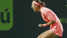 Азаренка се изпоти в Маями, но продължава напред 