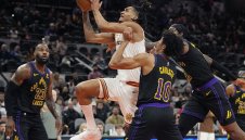 Шпорите сразиха Лейкърс и спряха серията си от 18 поредни загуби