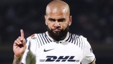 Дани Алвеш раздава автографи в панделата