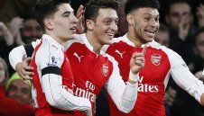 Йозил качи Арсенал на върха