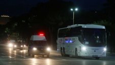 Посрещнаха с камъни сърбите в Тирана