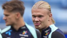 Халанд ще играе, въпреки че си разцепи устната в автобус