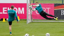 Нойер се хвърля така, все едно никога не е отсъствал