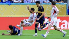 От 0:2: Бенфика измъкна 2:2 на Бока в мач с 3 червени картона