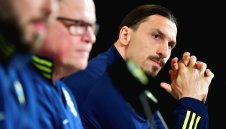 Силни емоции: Националът Ибра се разплака + ВИДЕО