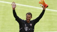 Стиснат ли е? Мануел Нойер стана за смях