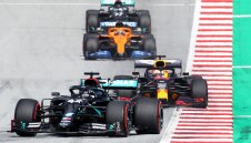 Хамилтън отвърна на удара и взе 85-а победа в кариерата си