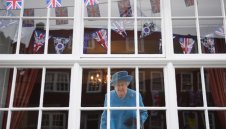 На кой отбор беше фен Елизабет ІІ и на каква позиция е играла футбол? + ВИДЕО