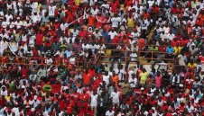 Бронирани коли спасиха играчи от линч 