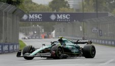 Дъжд обърка тренировките в Мелбърн, Макс и Сайнц едва не се удариха