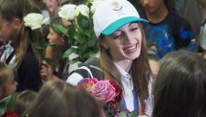 Ученици посрещнаха Боряна Калейн като кралица