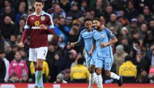 Ман Сити би с 10 души