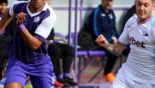 Спорна дузпа донесе точка на Етър срещу Локо