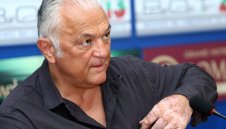 Сашо Диков връчва акциите на Левски на премиера