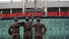 И Манчестър Юнайтед отвори стадиона си в битката срещу COVID-19