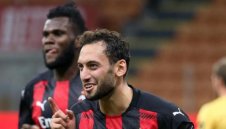 Хакан Чалханоглу напусна Милан, подписва с Интер