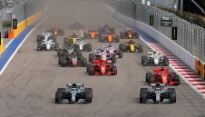 Подарък! Ботас даде победата на Хамилтън в Сочи