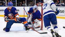 Островитяните продължават да бият в НХЛ