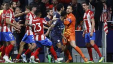 Скандално: Плюнки и шамари в тунела към съблекалните след Атлетико - Ман Сити