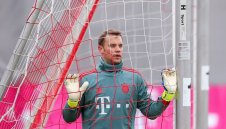 Нойер иска да играе, но лекарите го спират