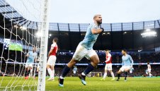 Само още един хеттрик дели Кун от място в историята