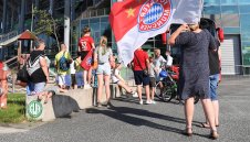 Байерн пак ще играе пред фенове, но не и в Германия