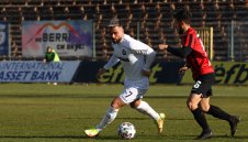 Славия се раздели официално с двама