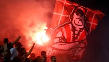 Намушкаха фен на Бърнли с нож в Гърция