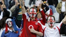 Англия и Франция излизат един срещу друг на полупразен стадион