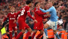 Ливърпул беше ограбен, но е фаворит за титлата в Англия