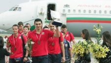 Волейболните ни герои се завърнаха, връчиха купата на министъра
