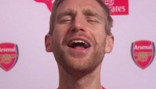 Пер Мертезакер ще тренира бежанци