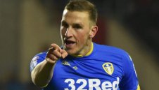 Бърнли взе голмайстора на Лийдс