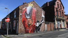 Хендо хвана самолета в последния момент и това промени съдбата му