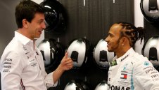 Споразумението между Люис и Мерцедес все още е далеч