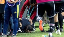 Пореден инцидент! Разбиха главата на треньора на Бешикташ на дербито с Фенербахче + ВИДЕО И СНИМКИ