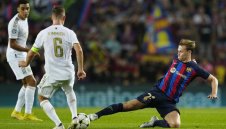 Байерн праща оферта за Френки де Йонг