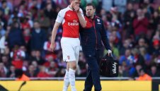 Пер Мертезакер стана жертва на проклетата лента в Арсенал