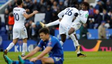 "Орлите" разбиха Лестър и излетяха от опасната зона