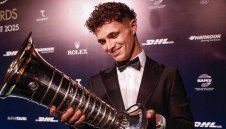 Новият световен шампион Ландо Норис получи трофея + СНИМКИ