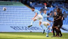 Ман Сити се измъчи, но надви и Чуковете