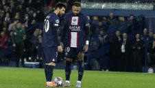 Искри в Париж: ПСЖ недоволства от феновете си заради Неймар