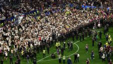 Лудост: Фенове на ПСЖ нахлуха на терена на "Алианц Арена" 