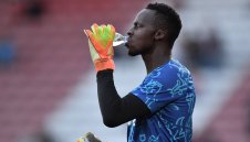 Челси остава без Менди за Залцбург?