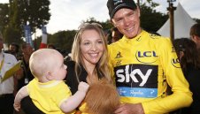 Фруум празнува титлата в Тура с шампанско и бира