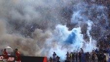 Люто Вечно дерби! Сигнални ракети полетяха от фенове на Левски 