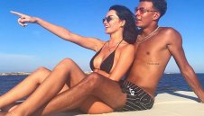 Деле Али отново си ляга до секси модел + СНИМКИ