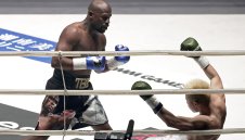 Флойд Мейуедър излиза в "исторически кръстосан мач"