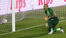 Нападателите в Англия треперят: Отбор от Висшата лига поиска Ники Михайлов